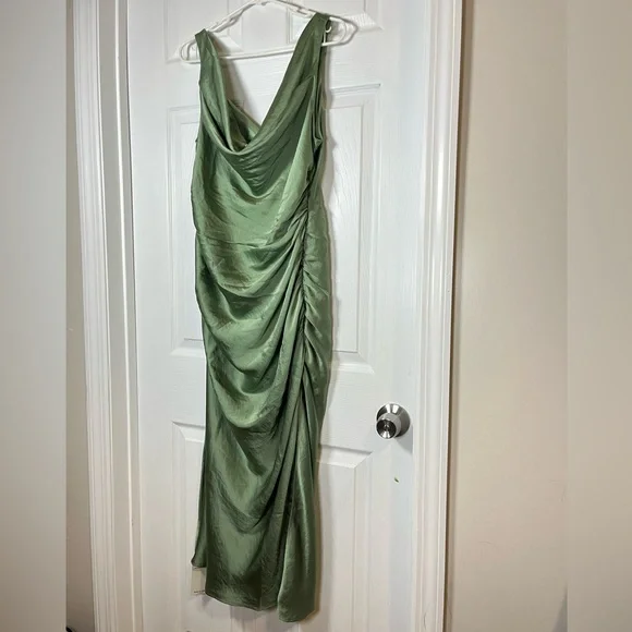 Abercrombie and Fitch Green Satin Cowl Neck Maxi Dress Large Petite -  thefunkyskunk.ie